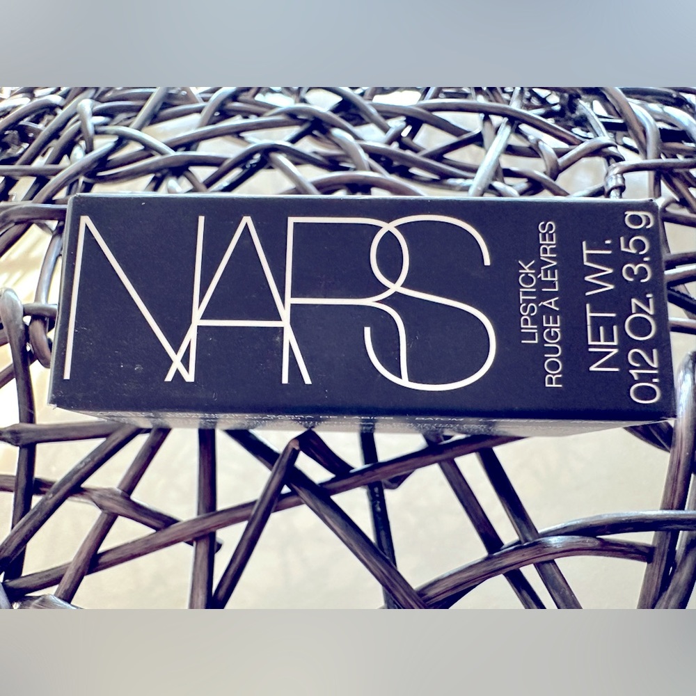 NARS Lipstick in INTRIGUE
MATTE
2974.   **Brand New**